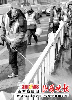 護欄洗澡用上了&ldquo;槍&rdquo;(圖)