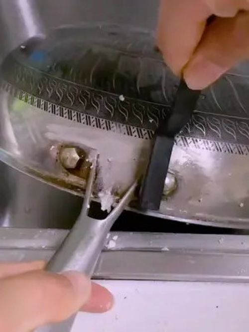 廚房燃?xì)庠詈诤鹾醯念B固油污很難清洗,用這個清潔刷,水槽縫隙也可以用它搞定 清潔刷子 廚房好物 實用工具