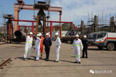 Saipem公司一行到船舶修造中心查看“德合”輪托管架建造工作