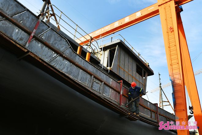 青島:造船企業(yè)趕訂單忙生產|漁船|船舶|漁民|休漁|青島寶航船舶修造有